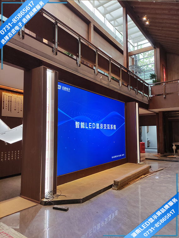 長沙岳麓區桐梓坡路萬象城商場服裝店LED顯示屏